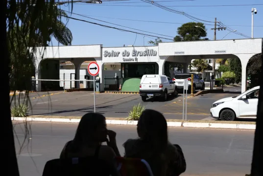 Bolsonaro tem 24 horas para explicar fala de Eduardo sobre acesso a vídeo