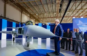 Lula batiza primeiro caça Gripen produzido no Brasil