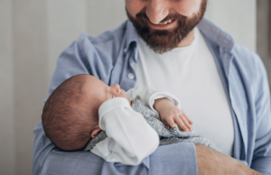 Governo sanciona lei que amplia licença-paternidade para 20 dias e cria salário-paternidade