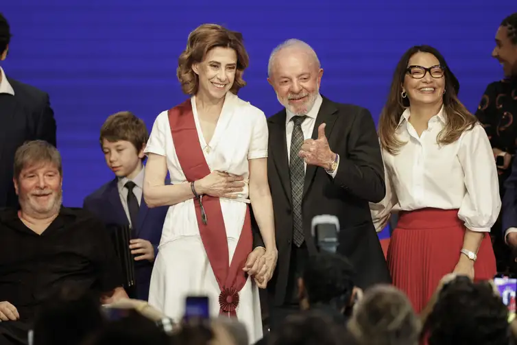 Rio de Janeiro (RJ), 22/12/2025 - Retrospectiva 2025 - Foto feita em 20/05/2025 – O presidente da República, Luiz Inácio Lula da Silva, participa da cerimônia de entrega da Ordem do Mérito Cultural à atriz Fernanda Torres, no Palácio Gustavo Capanema. Foto: Fernando Frazão/Agência Brasil