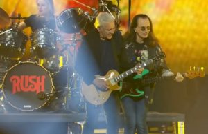 Rush volta aos palcos em apresentação surpresa com nova baterista