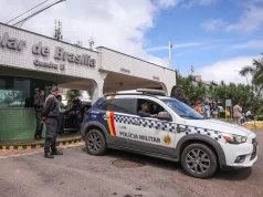 Bolsonaro recebe alta e chega em casa para cumprir prisão domiciliar