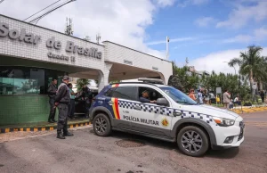 Bolsonaro recebe alta e chega em casa para cumprir prisão domiciliar