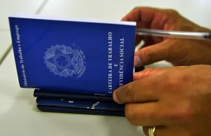 Pesquisa revela que brasileiro prefere emprego com carteira assinada