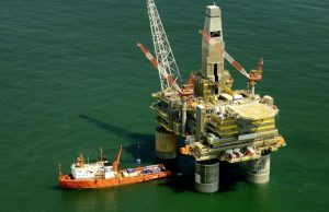 Estreito de Hormuz: petróleo deve manter viés de alta nos próximos meses