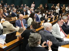 Pedido de vista adia votação da PEC do fim da 6×1 na CCJ da Câmara