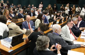 Pedido de vista adia votação da PEC do fim da 6×1 na CCJ da Câmara