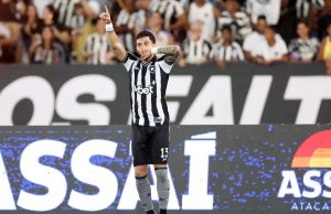 Botafogo bate Chapecoense em jogo de abertura da quinta fase da Copa do Brasil