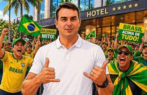 Flávio Bolsonaro vai ao Bioparque e posa para fotos em hotel