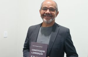 Professor lança em Dourados segunda edição de obra que aborda Constituição e Jurisdição