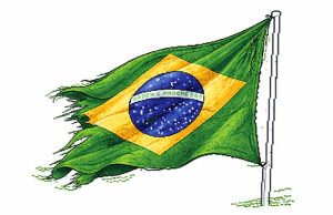 Bandeira do Brasil hasteada em trevo de Dourados está rasgada