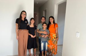 Família conhece a ´Casa dos Sonhos´ que ganhou em Dourados