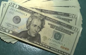 Dólar cai a R$ 5,06, e bolsa bate recorde com alívio no Oriente Médio