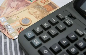 FMI corta previsão para economia global, mas eleva PIB do Brasil