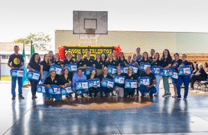 Naviraí festeja 20 anos de escola municipal com entrega de kits a professores
