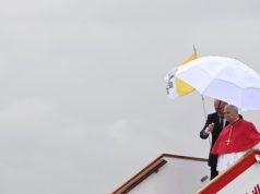 Estou na África para encorajar católicos, não debater com Trump, diz Papa