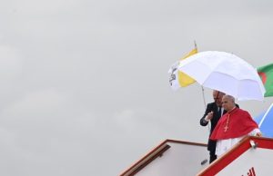 Estou na África para encorajar católicos, não debater com Trump, diz Papa