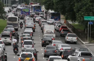 Gasolina e alimentos pressionam, e prévia da inflação sobe para 0,89%