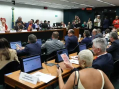 Oposição critica PEC do fim da escala 6×1 durante votação na Comissão