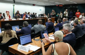 Oposição critica PEC do fim da escala 6×1 durante votação na Comissão