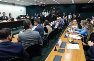 Pedido de vista adia votação da PEC do fim da escala 6X1