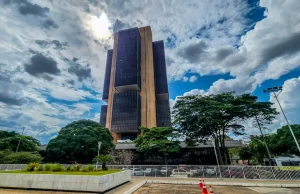 Juros pressionam a dívida mais que gastos públicos, dizem economistas