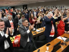 Comissão aprova relatório de PEC que acaba com escala 6X1