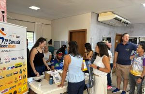 Atletas retiram kits para Corrida Massa Rotary que acontece neste domingo
