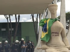 Moraes rejeita revisar pena de Débora do Batom, condenada pelo 8/1