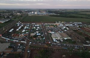 Grupo de jovens faz arrecadação de alimentos e agasalhos em rodeio e shows da Expoagro