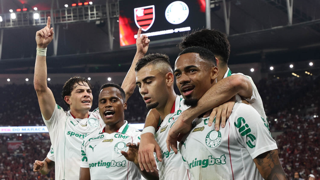 Palmeiras vence Flamengo e amplia vantagem na liderança do Brasileirão ...