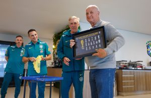 Pentacampeão com a Seleção Brasileira, Felipão é homenageado na Granja Comary