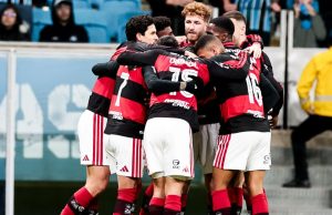 Flamengo reduz diferença para Palmeiras e Corinthians vence clássico paulista