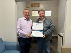 Deputado Hashioka entrega Moção de Congratulação a O Progresso