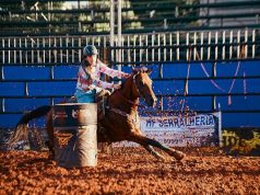 Aos 12 anos, cavaleira de Dourados vence duas categorias de rodeio em Angélica