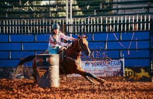 Aos 12 anos, cavaleira de Dourados vence duas categorias de rodeio em Angélica