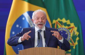 Presidente Lula assina MP e zera “taxa das blusinhas”