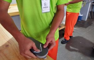 Mão de obra prisional garante chinelos a internos em Dourados
