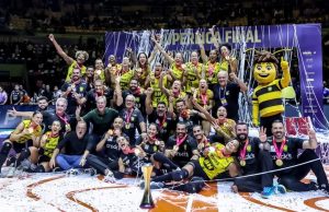 Praia Clube bate Minas e fatura título da Superliga Feminina de vôlei