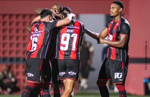 Vitória vence, reverte vantagem e elimina favorito Flamengo na Copa do Brasil
