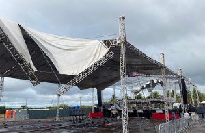 Natanzinho chega à Expoagro às 3 horas da madrugada; chuva provoca danos no palco