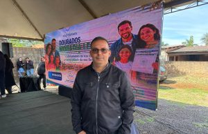 Cabral participa de entrega de títulos habitacionais e questiona ausência de anúncio em evento público