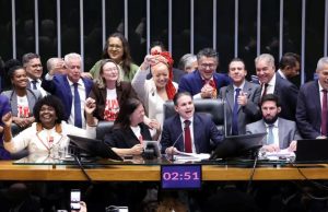 Câmara aprova PEC pelo fim da escala 6×1 e texto segue para o Senado
