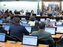 CCJ da Câmara adia análise de PEC sobre redução da maioridade penal