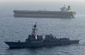 Mísseis atingem navio de guerra dos EUA que tentava entrar em Ormuz