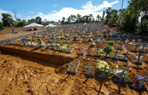 Negacionismo fez brasileiros “perderem” 3,4 anos de vida na pandemia A expectativa de vida da população brasileira caiu 3,4 anos durante a pandemia de covid-19, após aumento de 27,6% na mortalidade. (Foto: Alex Pazuello/Semcom/Prefeitura de Manaus)
