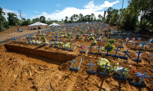 negacionismo A expectativa de vida da população brasileira caiu 3,4 anos durante a pandemia de covid-19, após aumento de 27,6% na mortalidade. (Foto: Alex Pazuello/Semcom/Prefeitura de Manaus)