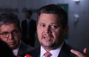 Alcolumbre mantém PEC 6×1 travada em semana esvaziada no Senado