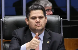 Alcolumbre sugere “melhorar” 6×1 e quer passar PEC por comissões