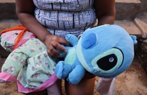 Filhos de vítimas de feminicídio em MS recebem benefícios sociais